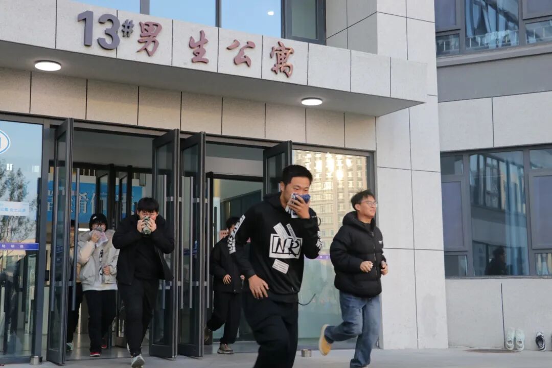 我校举行消防应急疏散演练