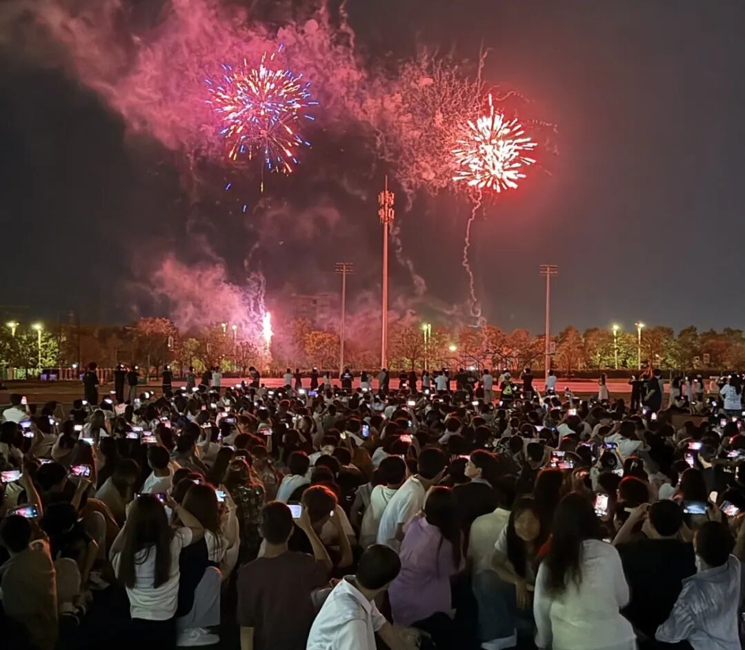 谁懂啊！九月新生生日会秒变音乐节，这波宠粉我慕了！