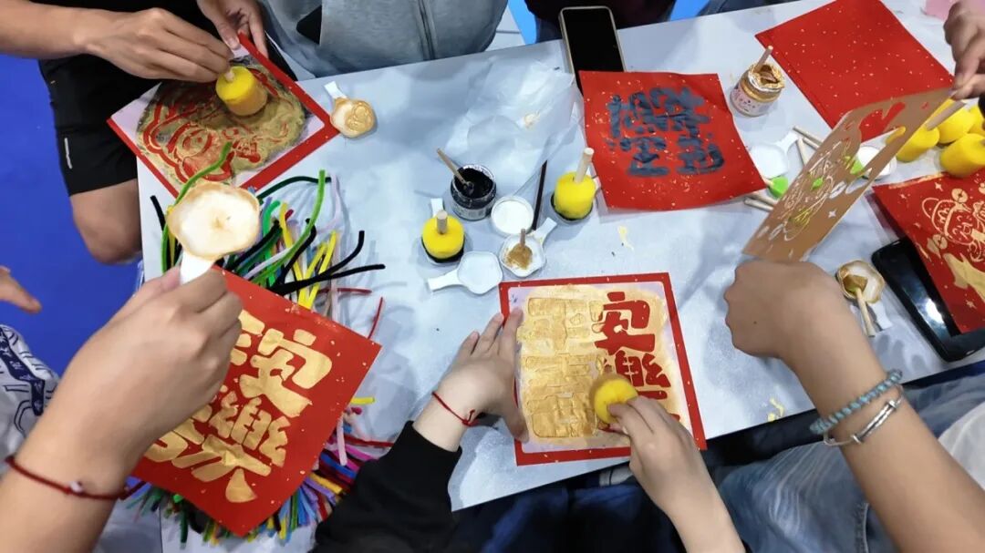 双节氛围感拉满！这场游园会，玩出青春新花样！