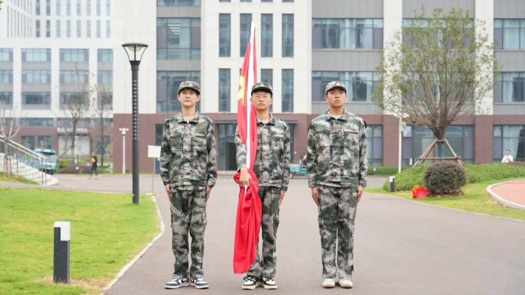 我校2025级新生军训动员大会隆重举行