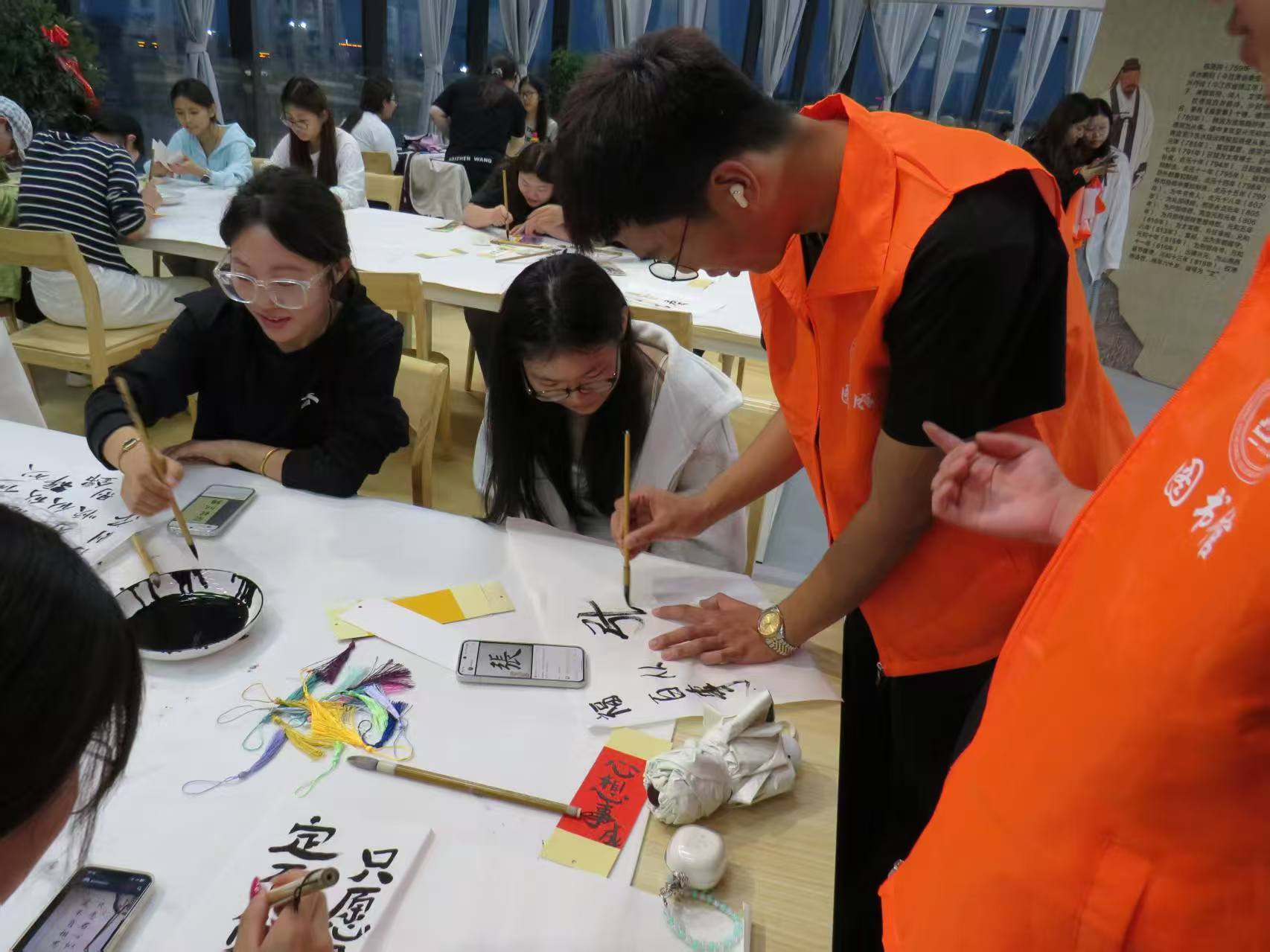 巧手制书签 书香伴成长——读者协会联合书法社团开展书签DIY手工制作活动
